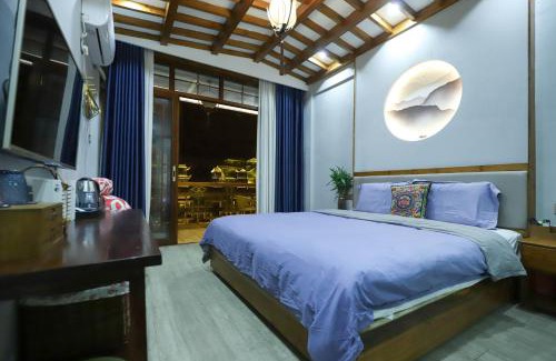 Gannan Tibetan Hotel | fenghuang riverside house