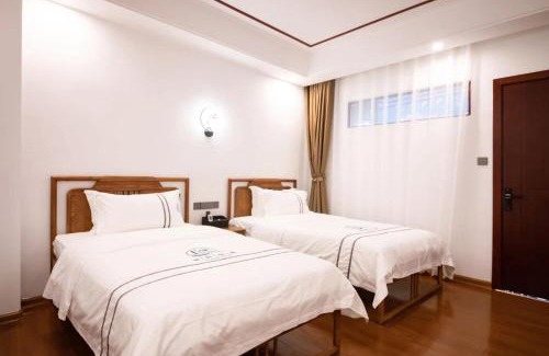 Gannan Tibetan Hotel | fenghuang riverside house