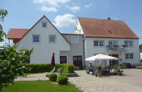 Gunzenhausen Apartment | Feriendomizil mit Balkon und Weiher zum Baden oder Angeln