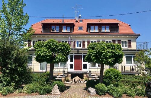 Bodman-Ludwigshafen Apartment | Ferienresidenz Seegarten - mit privatem Seezugang und hauseigenem Schwimmbad