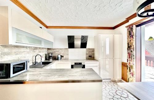 Loehne Apartment | Ferienwohnung 3 bis 6 Pers WLAN und Parkplatz, HDZ und Kliniken in der Nähe, direkt an der A2 und A30 gelegen