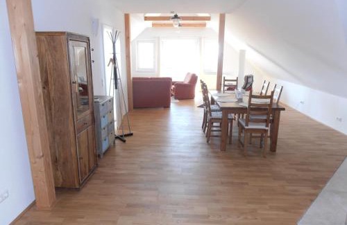 Jois Apartment | Ferienwohnung am Kirchberg