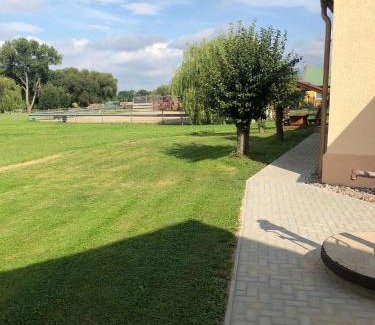 Uecker-Randow Apartment | Ferienwohnung auf dem Land Wiesenblick Sonnenberg Grambow
