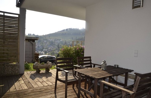 Todtnauberg Apartment | Ferienwohnung Bergnescht 2 Typ B, 50qm, ein Schlafzimmer, ein Wohn-/Schlafzimmer, Küche und Kachelofen