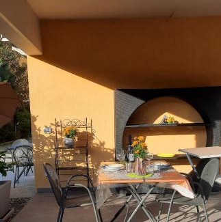 Cannobio Apartment | Ferienwohnung GALLO mit überdachter Terrasse Parkplatz 100 mtr z Strand