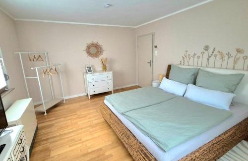 Lochgau Apartment | Ferienwohnung Grünoase mit Sonnenbalkon