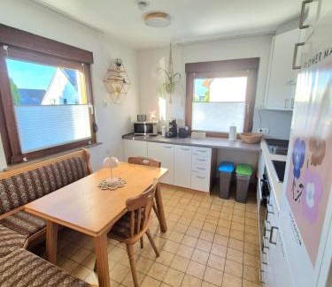 Lochgau Apartment | Ferienwohnung Grünoase mit Sonnenbalkon