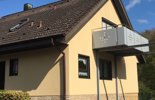 Gambach Apartment | Ferienwohnung mit Balkon am Waldrand