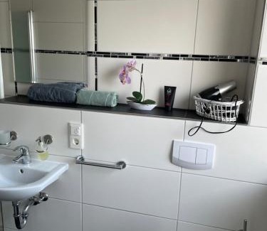 Bemerode Apartment | Ferienwohnung mit Fußbodenheizung nahe Messe, gratis Parkplatz und Abstellplatz E - Bike
