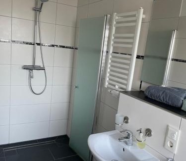 Bemerode Apartment | Ferienwohnung mit Fußbodenheizung nahe Messe, gratis Parkplatz und Abstellplatz E - Bike