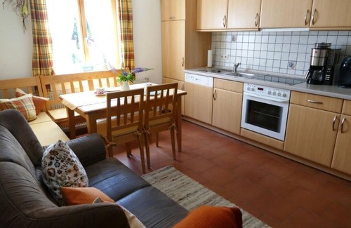 Absberg Apartment | Ferienwohnung mit möblierter Holzterrasse und separatem Kinderzimmer