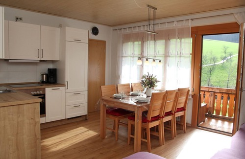Muehlenbach Apartment | Ferienwohnung Storchennest mit 90qm, 3 Schlafräume für maximal 6 Personen