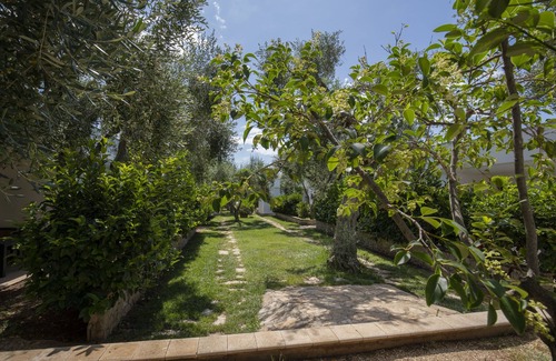 Mattinata House | Ferienwohnung Ulivo mit Pool und Privatstrand