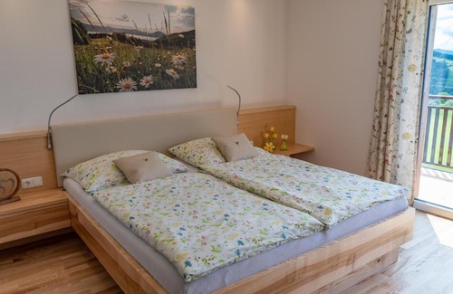 Weyregg am Attersee Bed & Breakfast | Ferienwohnungen Schöbringer