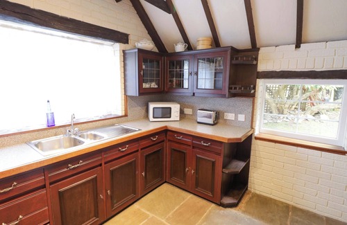 Cofton Hackett Cottage | FERN COTTAGE, pet friendly, with open fire in Cofton Hackett