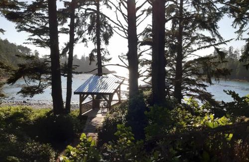 Ucluelet House | Fern Gully, Coastal Bohemian Loft at Beach