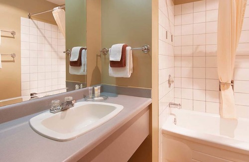 East Kootenay Hotel | Fernie Slopeside Lodge