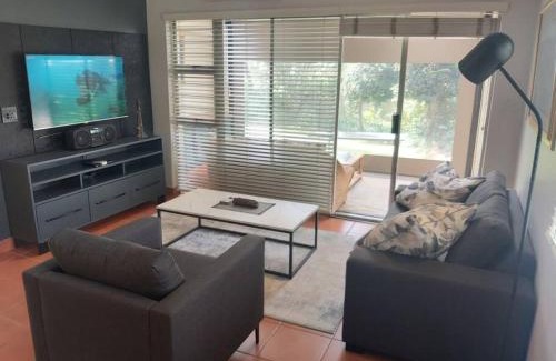 Greater Johannesburg Metropolitan Area Apartment | Fernpark Cottage, fresh & modern
