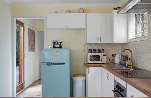 Hobart Cottage | Fernvale Cottage An Enchanting Mountainside Oasis