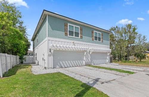 Jacksonville Beach Villa | Few steps to Ocean-4 Beach Cruisers & Free parking & Private backyard