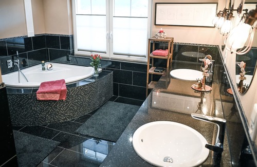 Bleiwasche Apartment | FeWo Herbst - Villa Waldrand - Right by the forest - Luxury bathroom and large garden -
