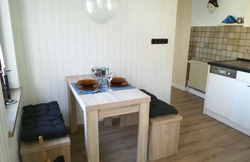 Merkendorf Apartment | FeWo mit Bildern von heimischen Künstlern, Balkon und WLAN