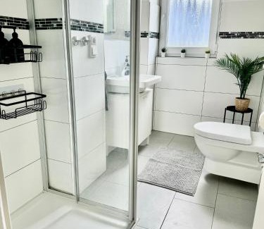Zweckel Apartment | FeWo Palmtrees - Große und moderne 2 Zimmerwohnung mit Süd-West Balkon in Gladbeck-Mitte nähe Movie Park und Arena AufSchalke