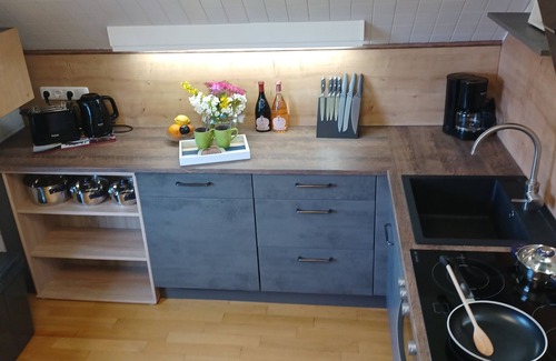 Hahnenklee Apartment | Fewo "walli" im Wanderparadies Harz. 2sz, Großes Wohnzimmer mit 65' TV, Balkon