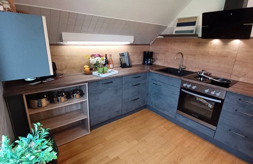 Hahnenklee Apartment | Fewo "walli" im Wanderparadies Harz. 2sz, Großes Wohnzimmer mit 65' TV, Balkon