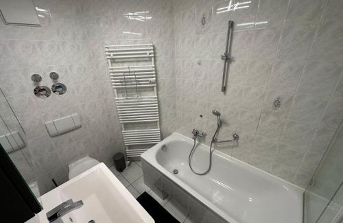 Taucha Apartment | FHV01 - Ferienwohnung 100m² 6 Personen Garten und Terrasse 2x WC