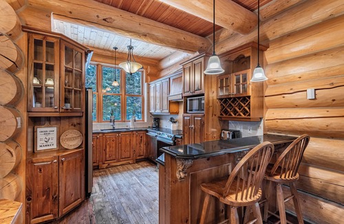 Fiddler Lake Resort House | Fiddler Lake Resort Chalet + Private Jacuzzi