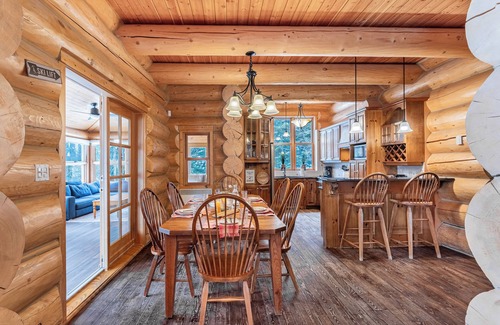 Fiddler Lake Resort House | Fiddler Lake Resort Chalet + Private Jacuzzi