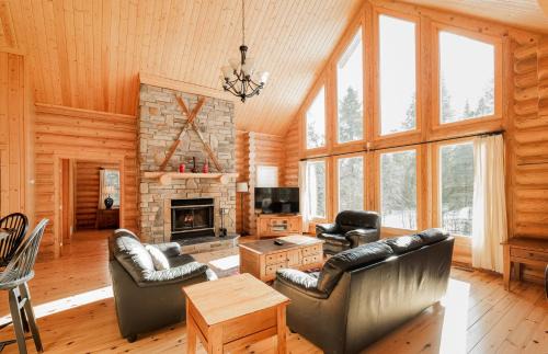 Fiddler Lake Resort Ski Chalet | Fiddler Lake Resort Chalet 61 Deer with pool