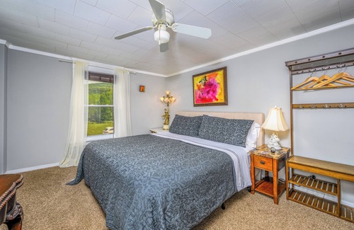Maplecrest Bed & Breakfast | Fiddler On The Roof Room Room with mountain views, a King-Size bed, en suite bathroom, and FREE breakfast. It sleeps 2.
