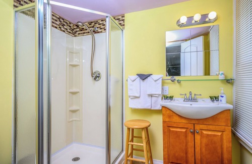 Maplecrest Bed & Breakfast | Fiddler On The Roof Room Room with mountain views, a King-Size bed, en suite bathroom, and FREE breakfast. It sleeps 2.