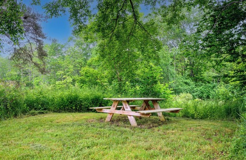 Maplecrest Bed & Breakfast | Fiddler On The Roof Room Room with mountain views, a King-Size bed, en suite bathroom, and FREE breakfast. It sleeps 2.