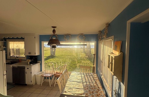 Canastota Cottage | π FIELD SIZE YARD, Sandy Beach, Sunsets, PRIVATE Rd, 6 mi.to Sylvan Beach
