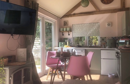 Hereford Cottage | Field View Cottage, hot tub, pet friendly, great views, cosy, relaxing