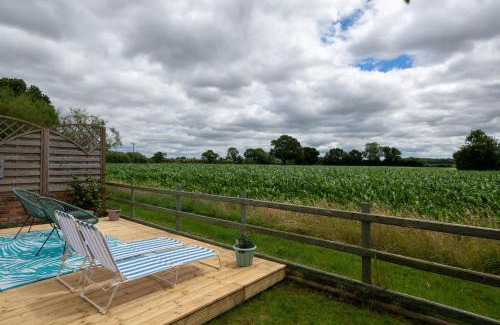Madley House | Field View Cottage hottub, dog friendly great view