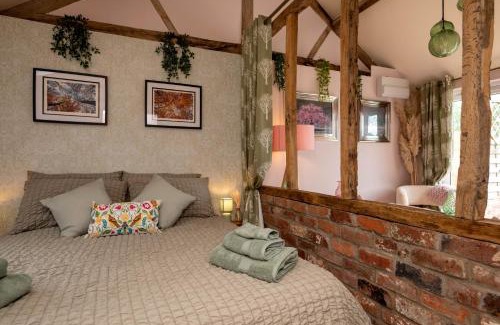 Madley House | Field View Cottage hottub, dog friendly great view