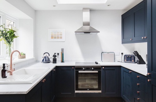 Laverton House | Field View - sleeps 5 guests in 3 bedrooms