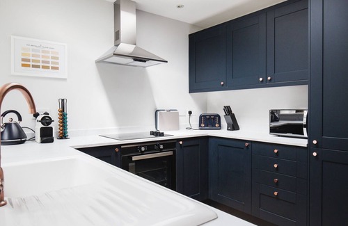 Laverton House | Field View - sleeps 5 guests in 3 bedrooms