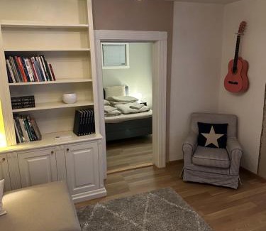 Arendal Apartment | Fin leilighet, sentralt og sjønært,med parkering