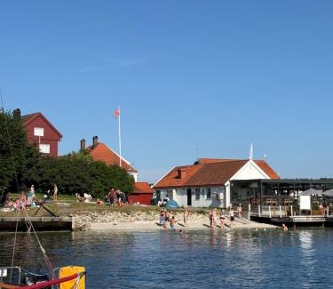 Arendal Apartment | Fin leilighet, sentralt og sjønært,med parkering