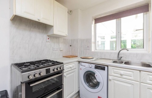 Ifield House | Findon House 10min from Gatwick airport, Findon House- Modern and Cosy 3BR