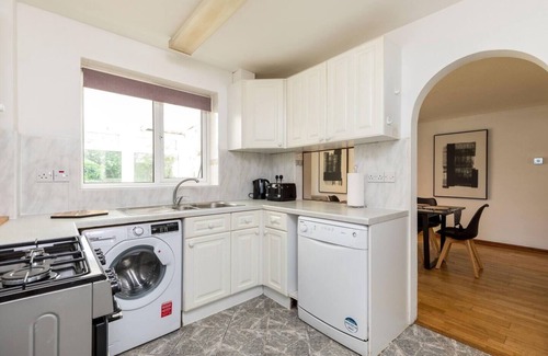 Ifield House | Findon House 10min from Gatwick airport, Findon House- Modern and Cosy 3BR