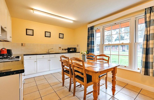 Eaton Mascott Cottage | Finest Retreats | Netley Hall - Rose