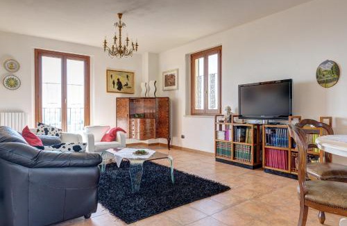 Lucignano Apartment | Finestra su Lucignano