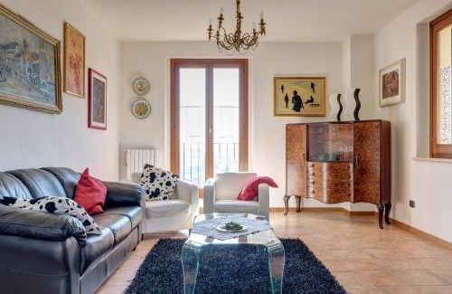 Lucignano Apartment | Finestra su Lucignano