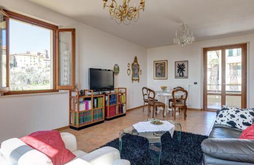 Lucignano Apartment | Finestra su Lucignano